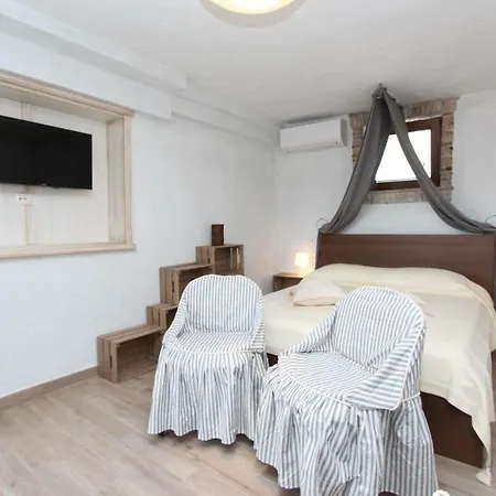 Midea 2 Apartmán *